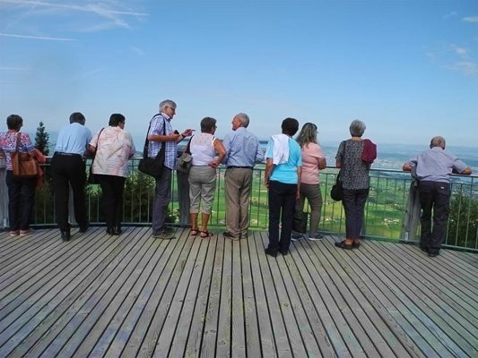 Alle geniessen die wunderbare Sicht - Bellevue (Oekum. Seniorenausflug Stein 18)