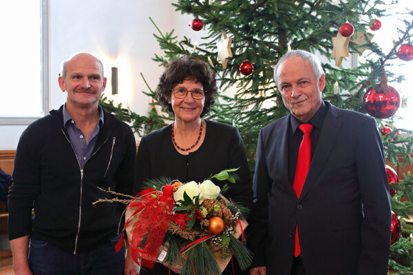 v.l. Robert Schmid, Präsident der Kirchenvorsteherschaft, Margret Herzog und Martin Baumann, Präsident des Kirchenchores