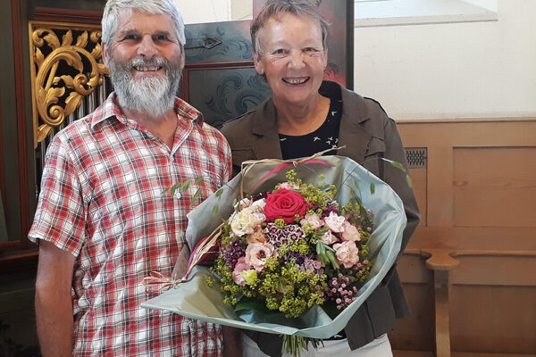 Ursi und Ruedi Oppliger mit schönem Blumenstrauss