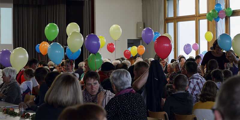 Freudig-feierliche Atmosphäre mit farbigen Ballonen am Büelentag 2018
